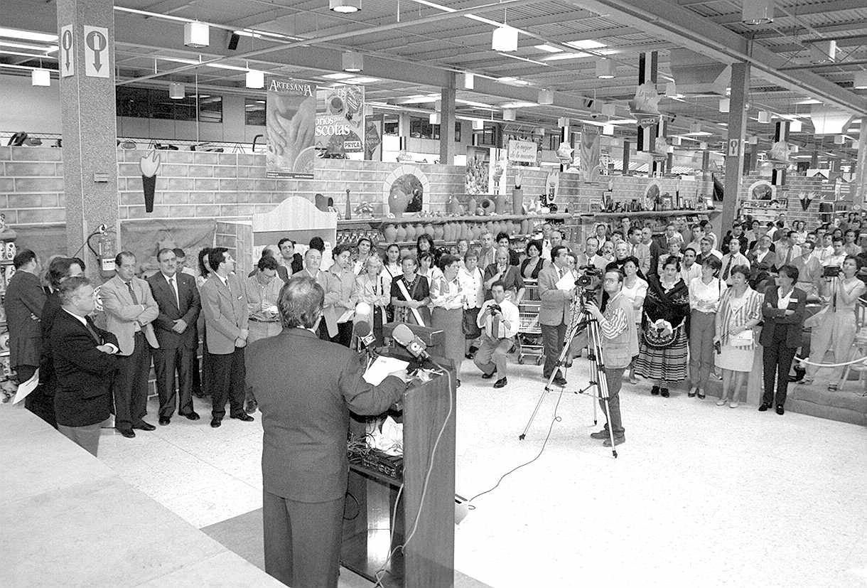 1997: Inauguración de la campaña 'Lomejor de lo nuestro' para promocionar productos extremeños en el Centro Comercial Pryca de Badajoz