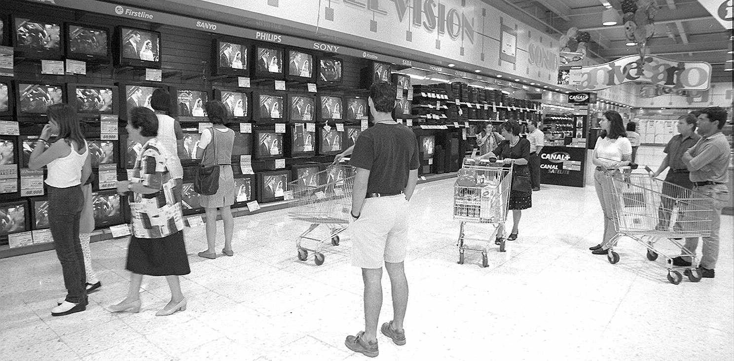 1997: Clientes de Pryca en Badajoz viendo la Boda de Iñaki Urdangarín y la Infanta Cristina.