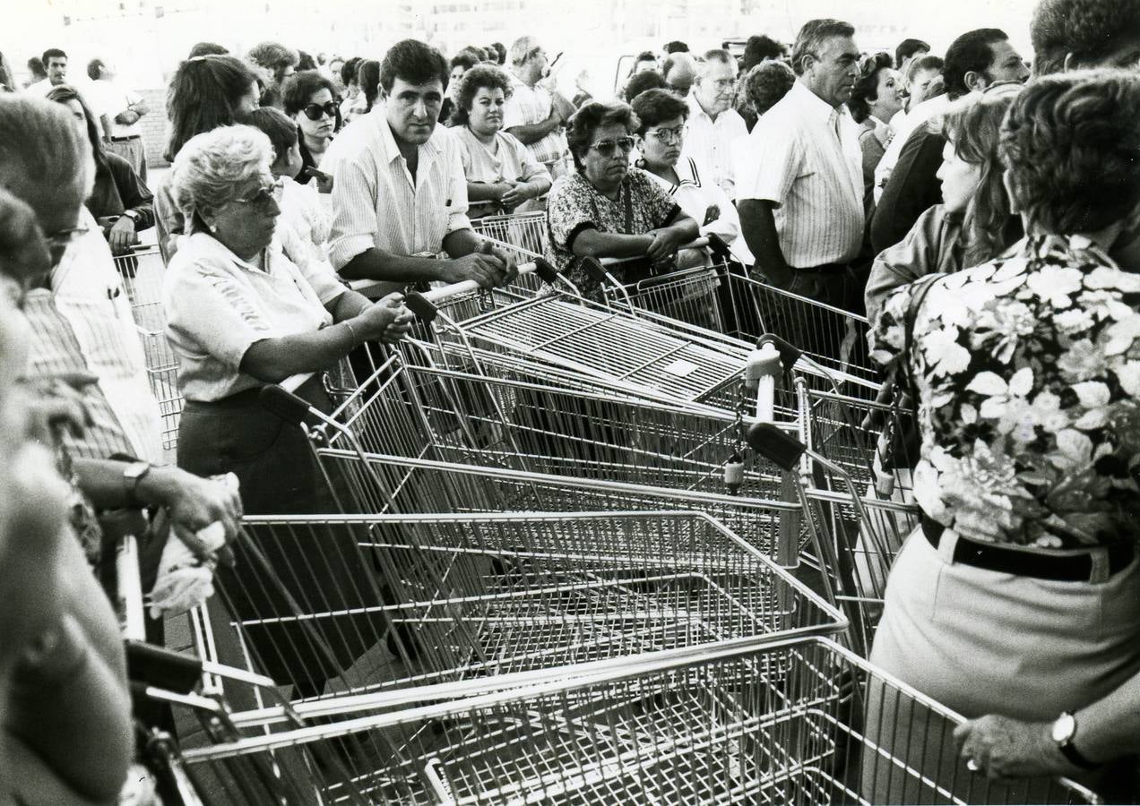 1990: largas colas esperan a que abran por primera vez Pryca en Badajoz