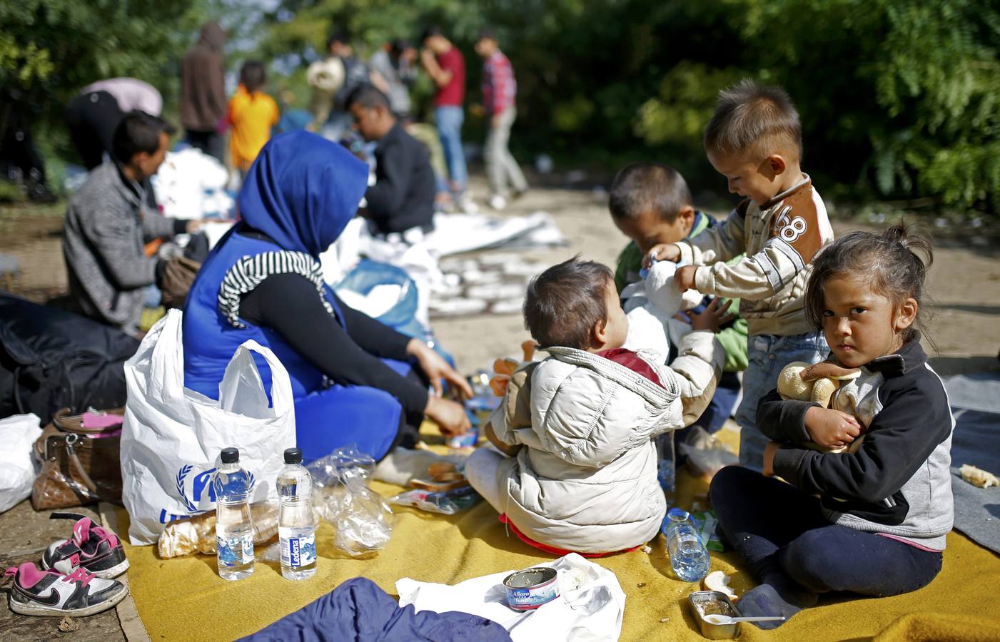 Los inmigrantes cruzan a pie la frontera serbia con Croacia