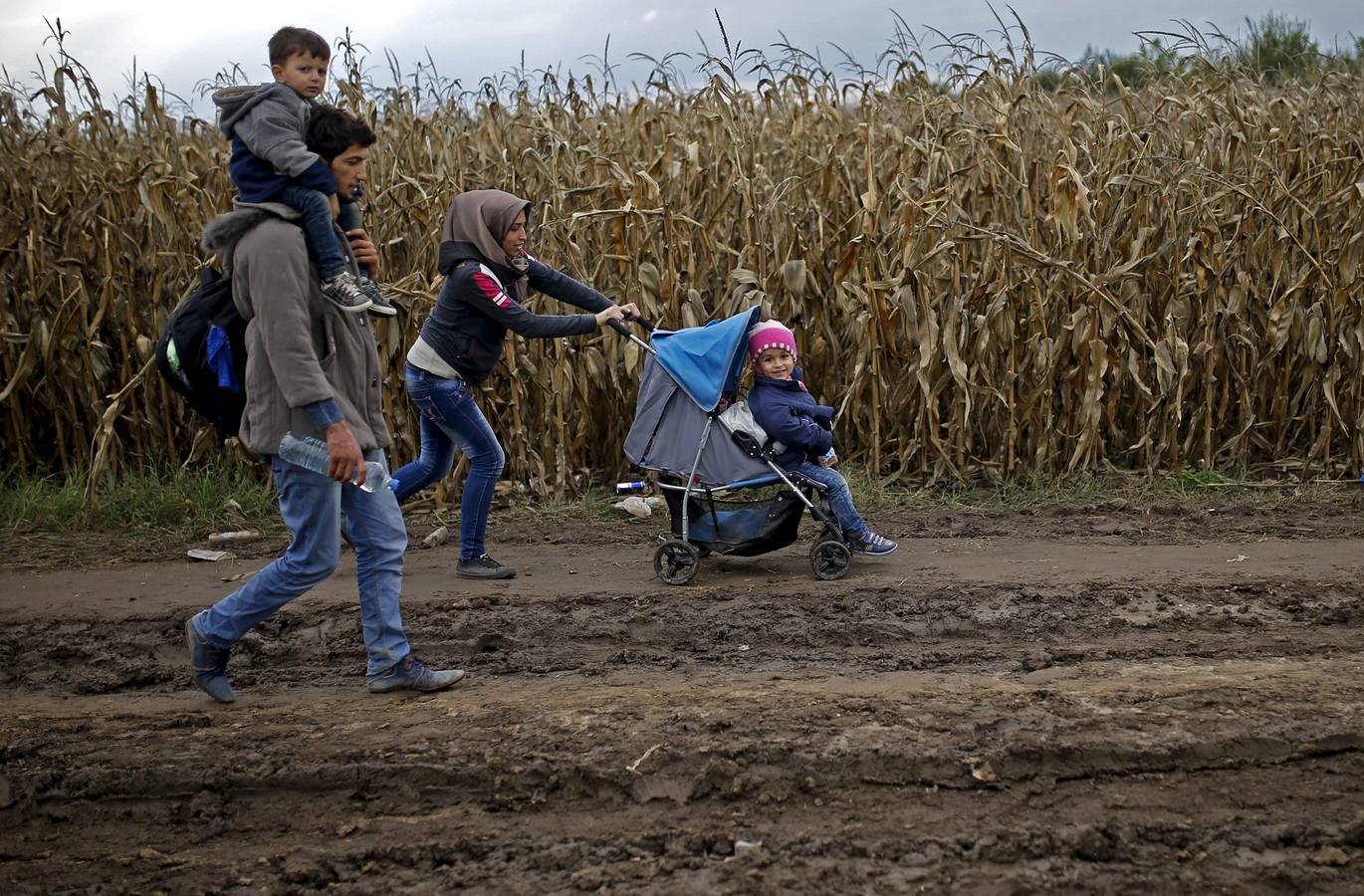 Los inmigrantes cruzan a pie la frontera serbia con Croacia