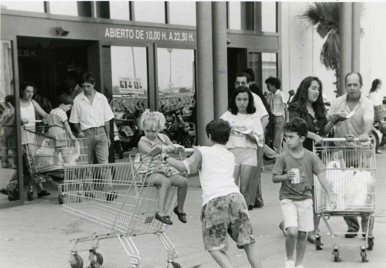 Lunes, 28 de septiembre: Se cumplen 25 años de la inauguaración del centro comercial Pryca situado en el barrio de Valdepasillas, Badajoz. Fotografía: Archivo