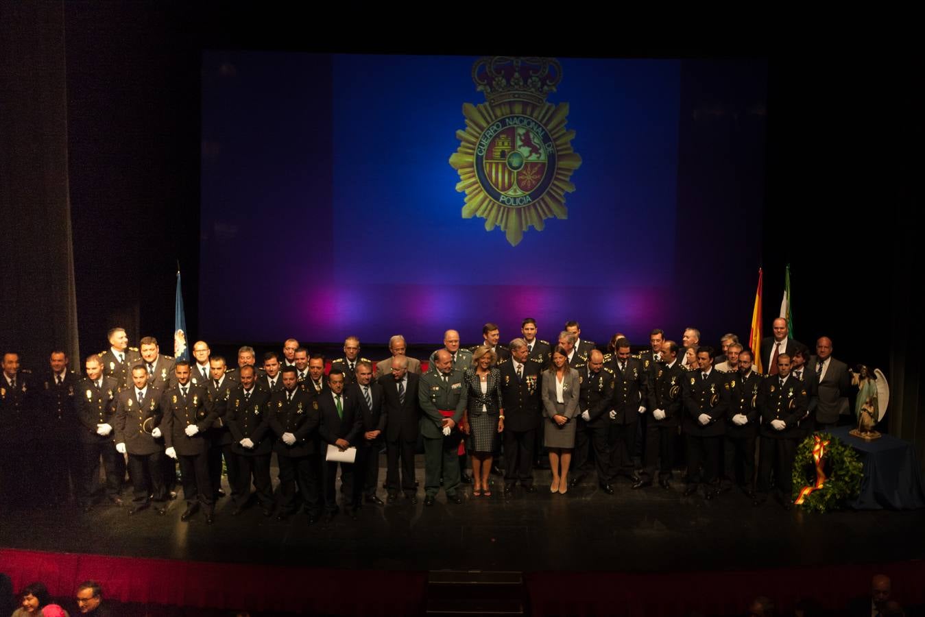 Viernes, 2 de octubre: La Policía Nacional celebró el día del patrón con la entrega de condecoraciones en Badajoz, Mérida y Cáceres. Fotografías: Pakopí, Brígido y Lorenzo Cordero.