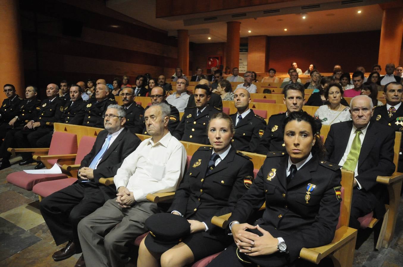 Viernes, 2 de octubre: La Policía Nacional celebró el día del patrón con la entrega de condecoraciones en Badajoz, Mérida y Cáceres. Fotografías: Pakopí, Brígido y Lorenzo Cordero.