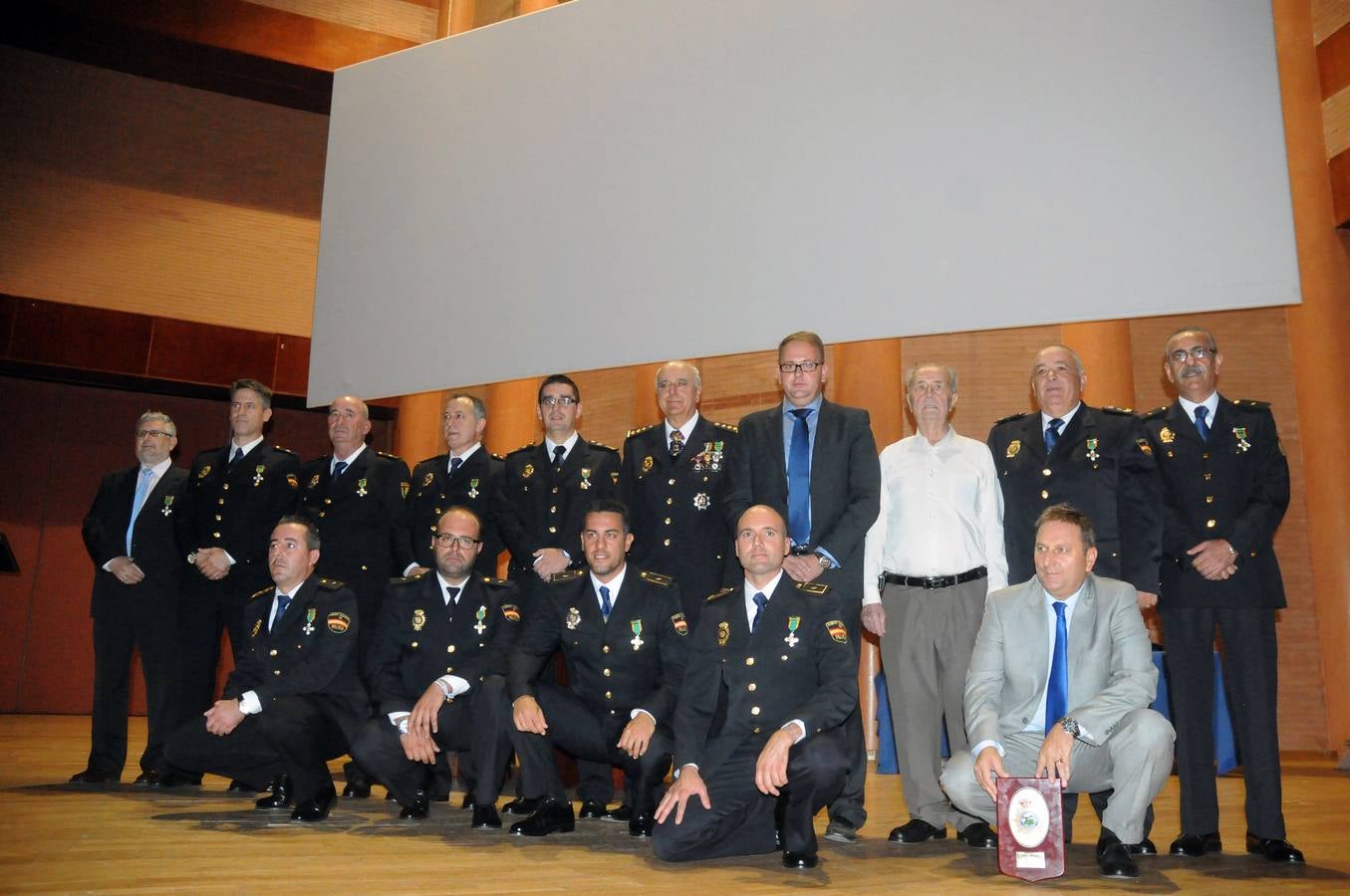 Viernes, 2 de octubre: La Policía Nacional celebró el día del patrón con la entrega de condecoraciones en Badajoz, Mérida y Cáceres. Fotografías: Pakopí, Brígido y Lorenzo Cordero.