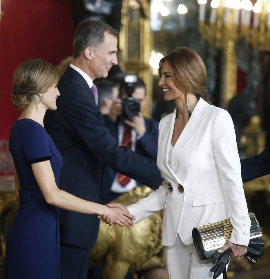 Doña Letizia saludando a la presentadora Mariló Montero.