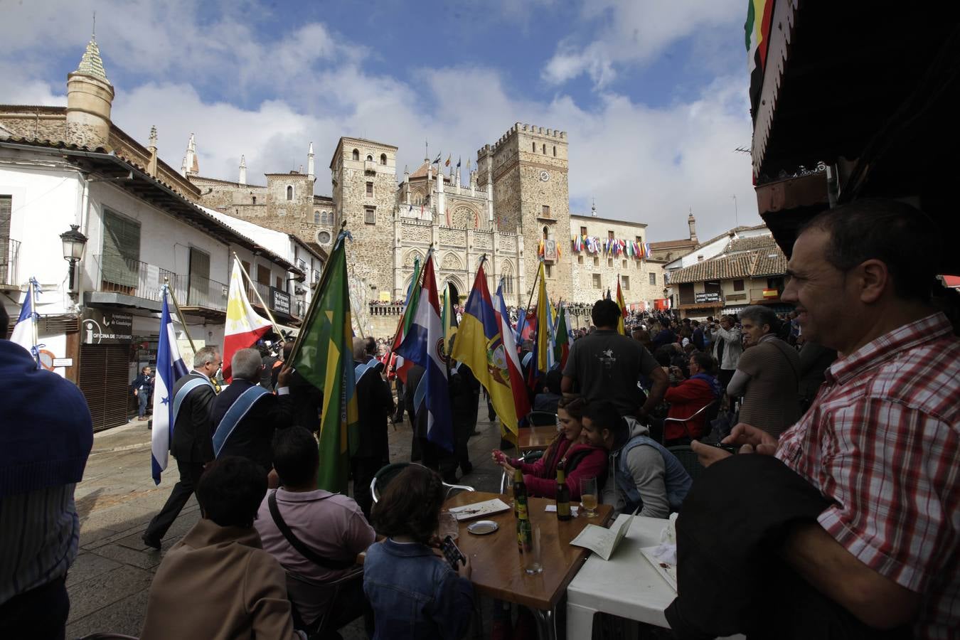 Lunes, 12 de octubre: La lluvia restó público, pero la Patrona Virgen de Guadalupe y su Monasterio mantienen su tirón popular por la Hispanidad. Fotografía: Lorenzo Cordero