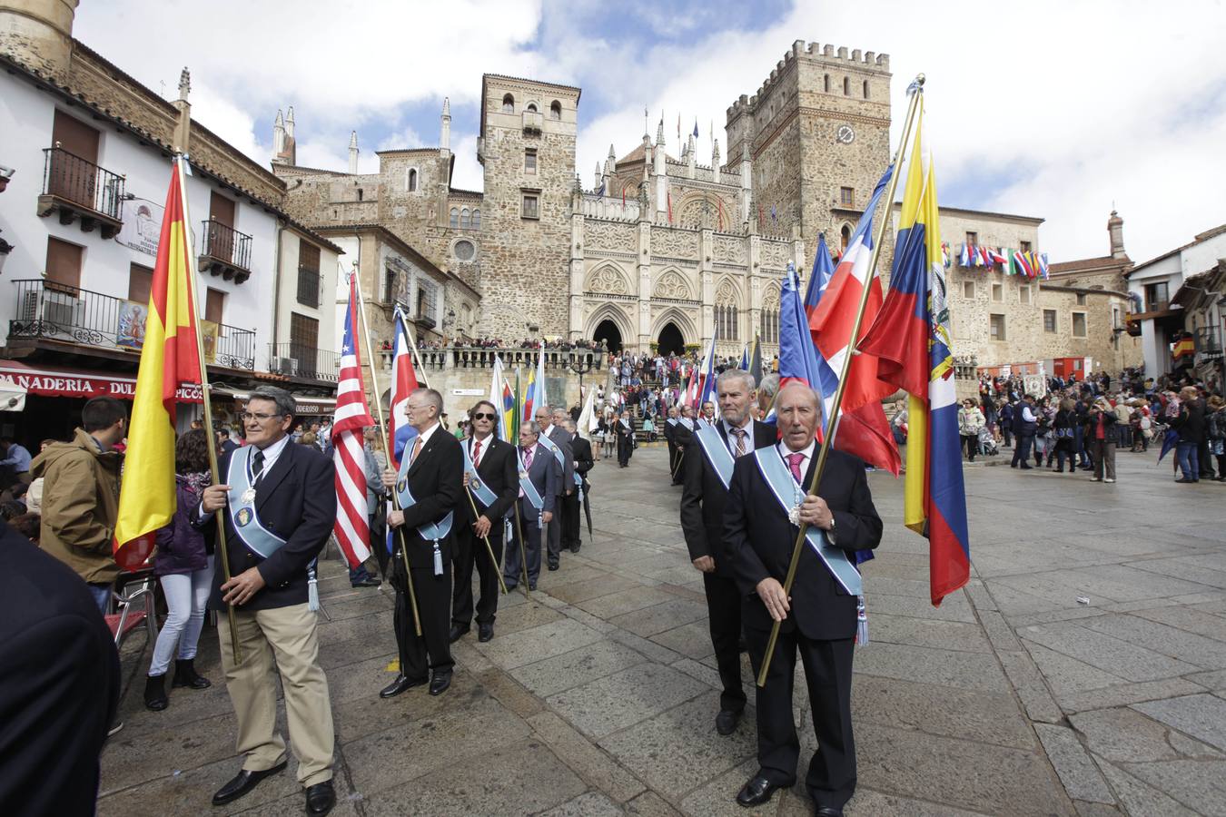 Lunes, 12 de octubre: La lluvia restó público, pero la Patrona Virgen de Guadalupe y su Monasterio mantienen su tirón popular por la Hispanidad. Fotografía: Lorenzo Cordero