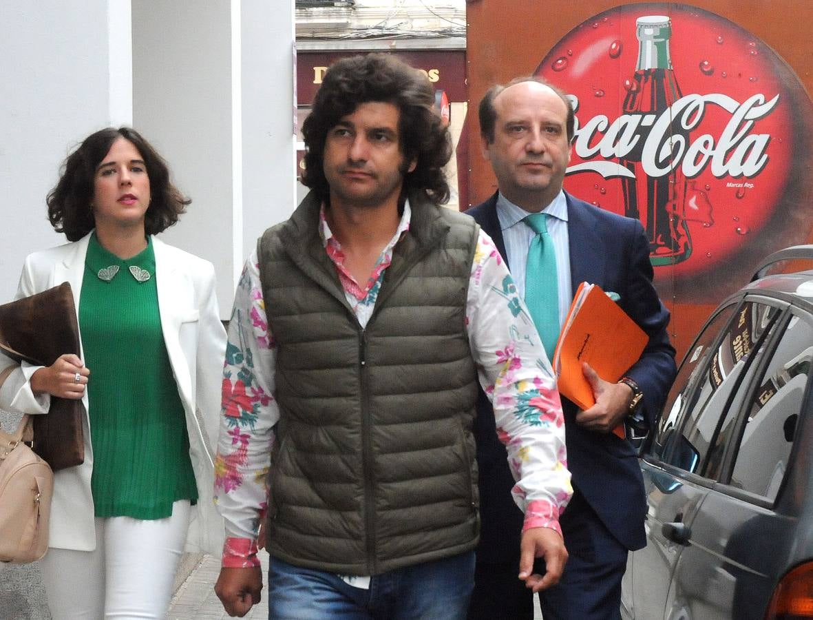 Martes, 13 de octubre: El torero Morante de la Puebla y el activista antitaurino holandés Peter Janssen estaban citados en los juzgados de Don Benito por una denuncia interpuesta por el diestro por injurias y calumnias. Fotografía: Brígido Fernández