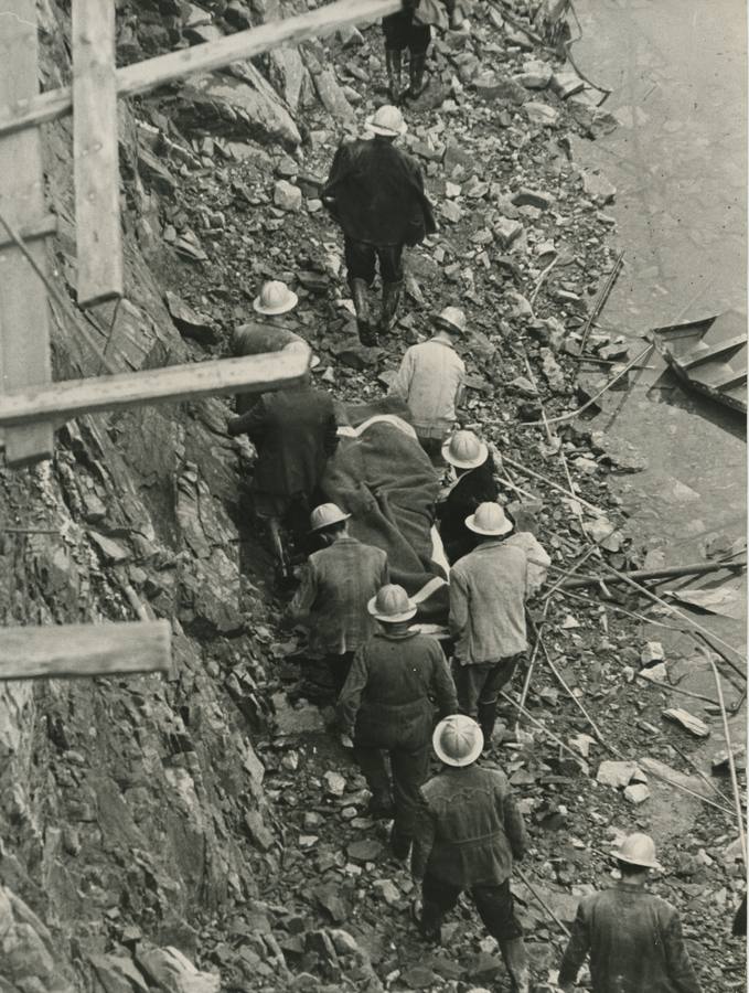 Traslado de un cadaver. El último apareció en junio de 1965. Fotografía: Europa Press