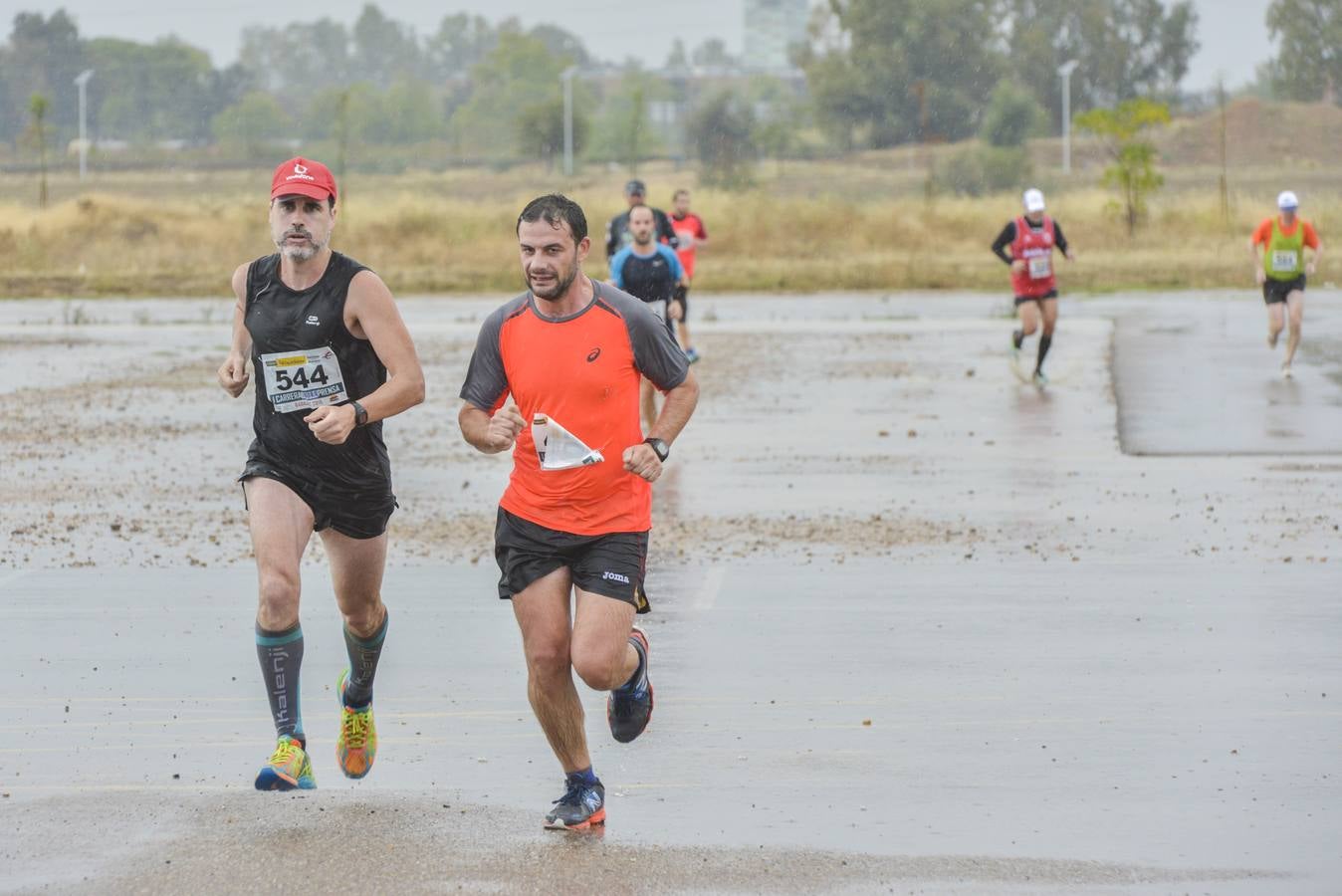 Búscate en las fotos de la I carrera de la prensa de Badajoz