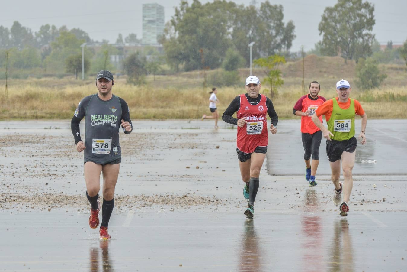 Búscate en las fotos de la I carrera de la prensa de Badajoz