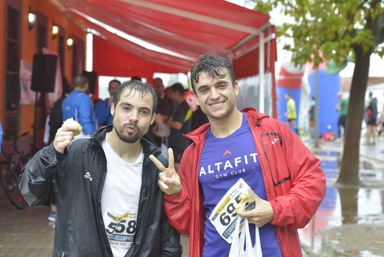 Búscate en las fotos de la I carrera de la prensa de Badajoz