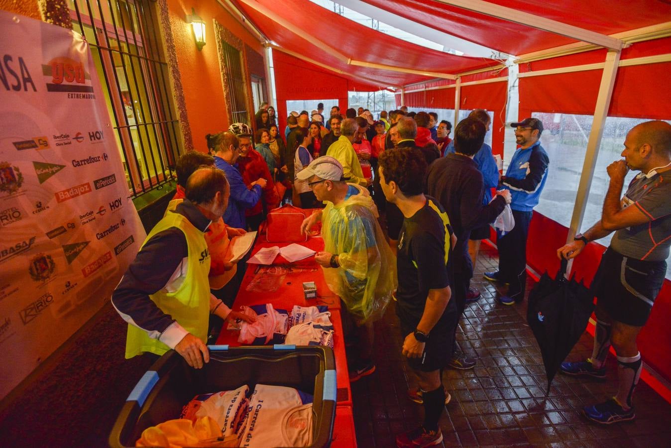 Búscate en las fotos de la I carrera de la prensa de Badajoz