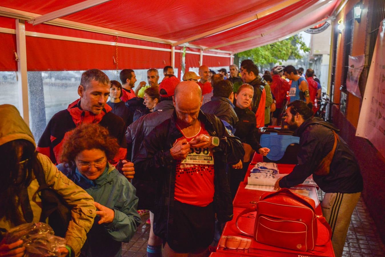 Búscate en las fotos de la I carrera de la prensa de Badajoz