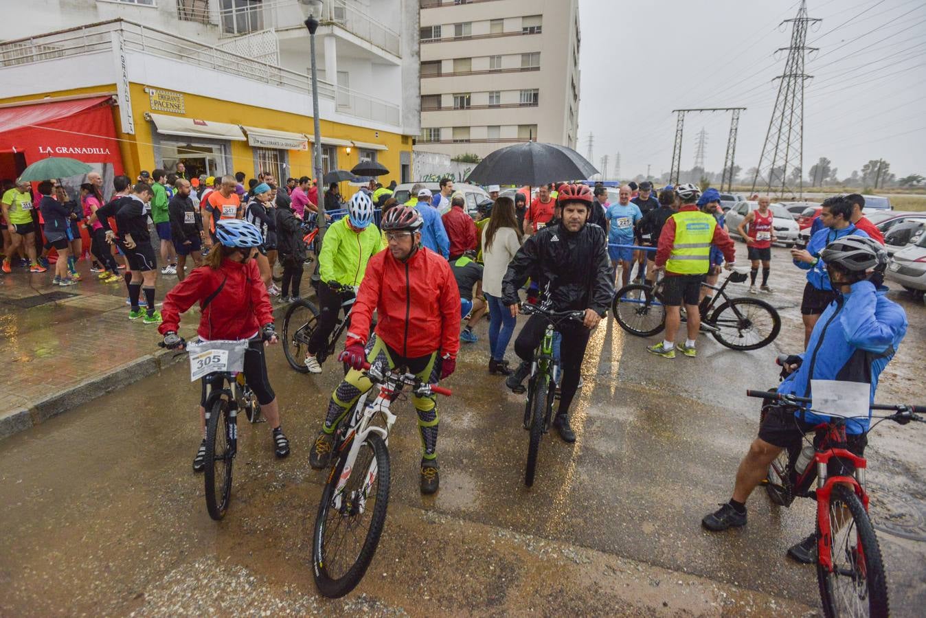 Búscate en las fotos de la I carrera de la prensa de Badajoz