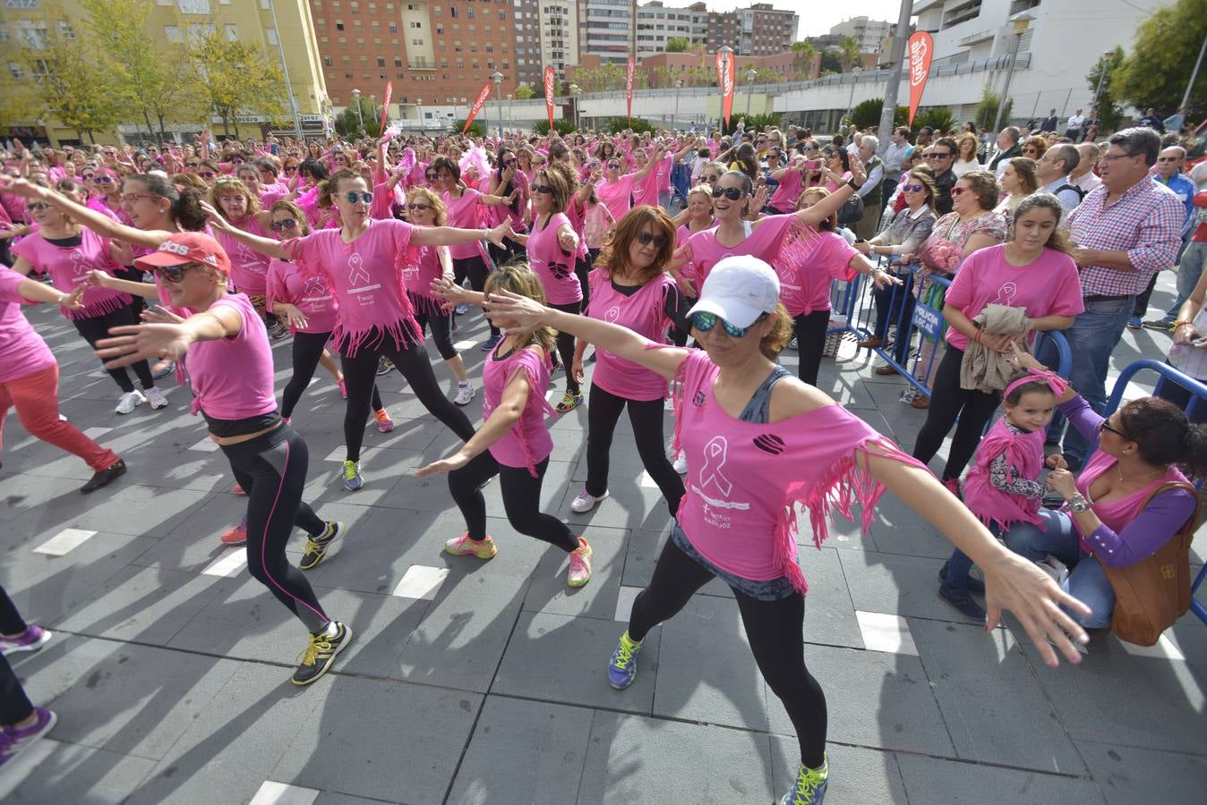 Sábado, 17 de octubre: Clase masiva de zumba en la Plaza Conquistadores de Badajoz en la que los participantes colaboraron comprando las gafas solidarias de color rosa que la AECC ha puesto a la venta. Fotografía: JV Arnelas