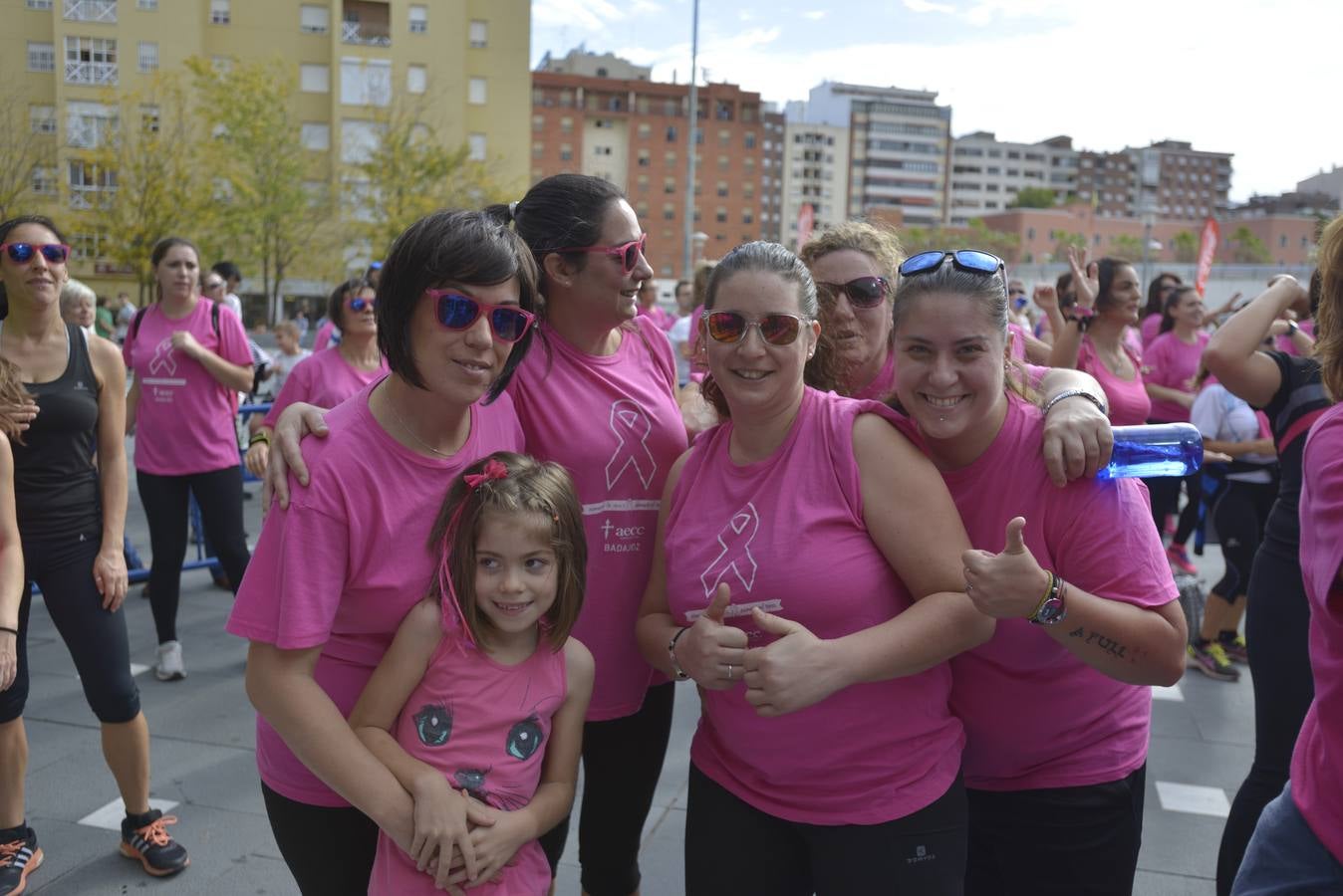 Sábado, 17 de octubre: Clase masiva de zumba en la Plaza Conquistadores de Badajoz en la que los participantes colaboraron comprando las gafas solidarias de color rosa que la AECC ha puesto a la venta. Fotografía: JV Arnelas