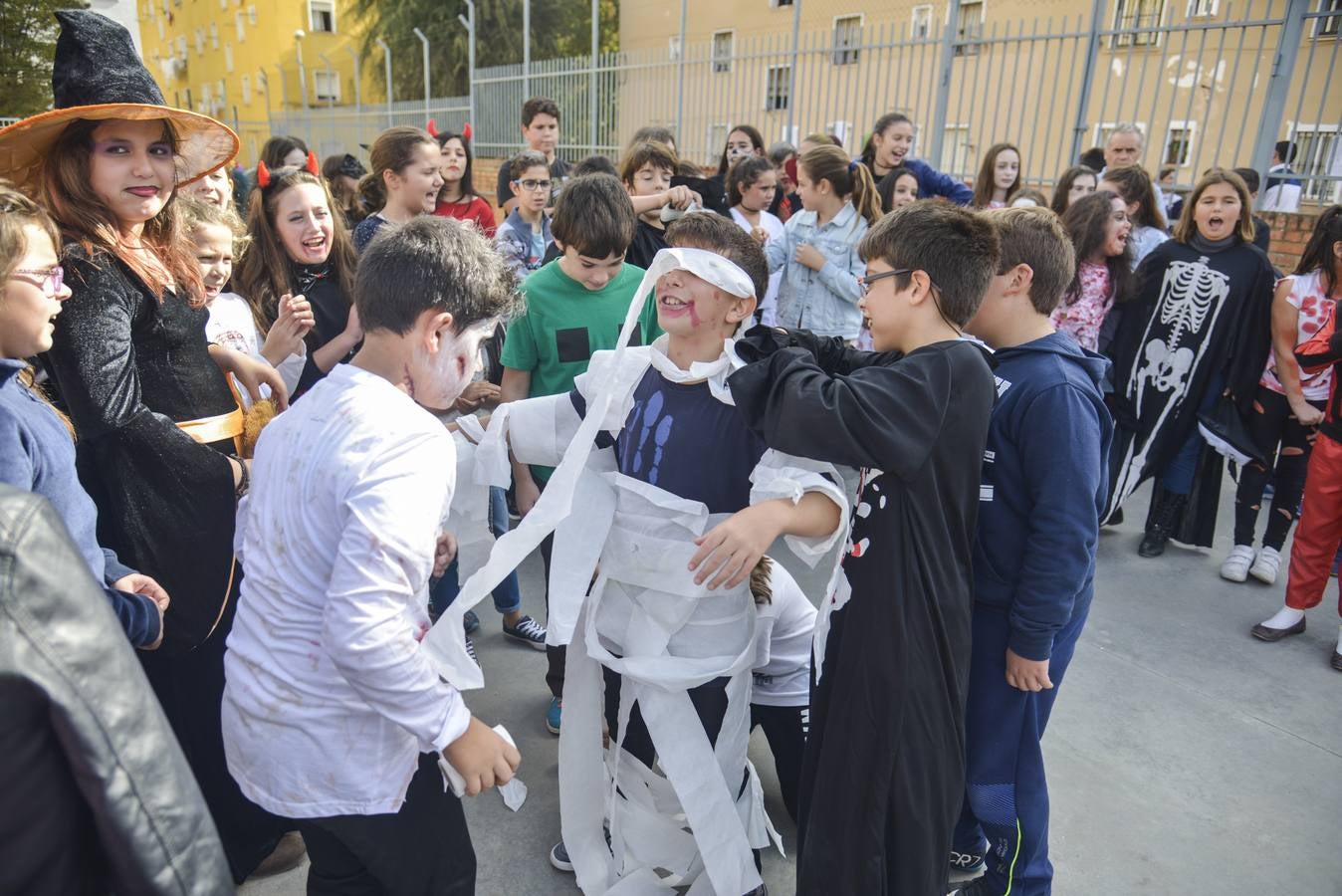 Los escolares del colegio Luis Vives de Badajoz preparan las actividades de Halloween. Fotografía: JV Arnelas