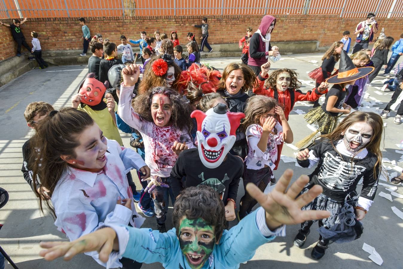 Los escolares del colegio Luis Vives de Badajoz preparan las actividades de Halloween. Fotografía: JV Arnelas