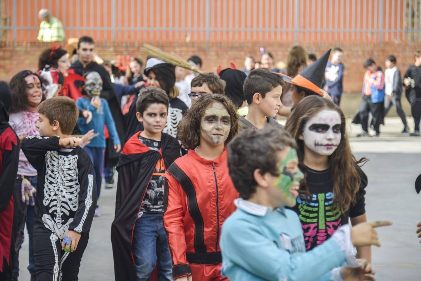 Los escolares de colegio Luis Vives de Badajoz preparan las actividades de Halloween. Fotografía: JV Arnelas