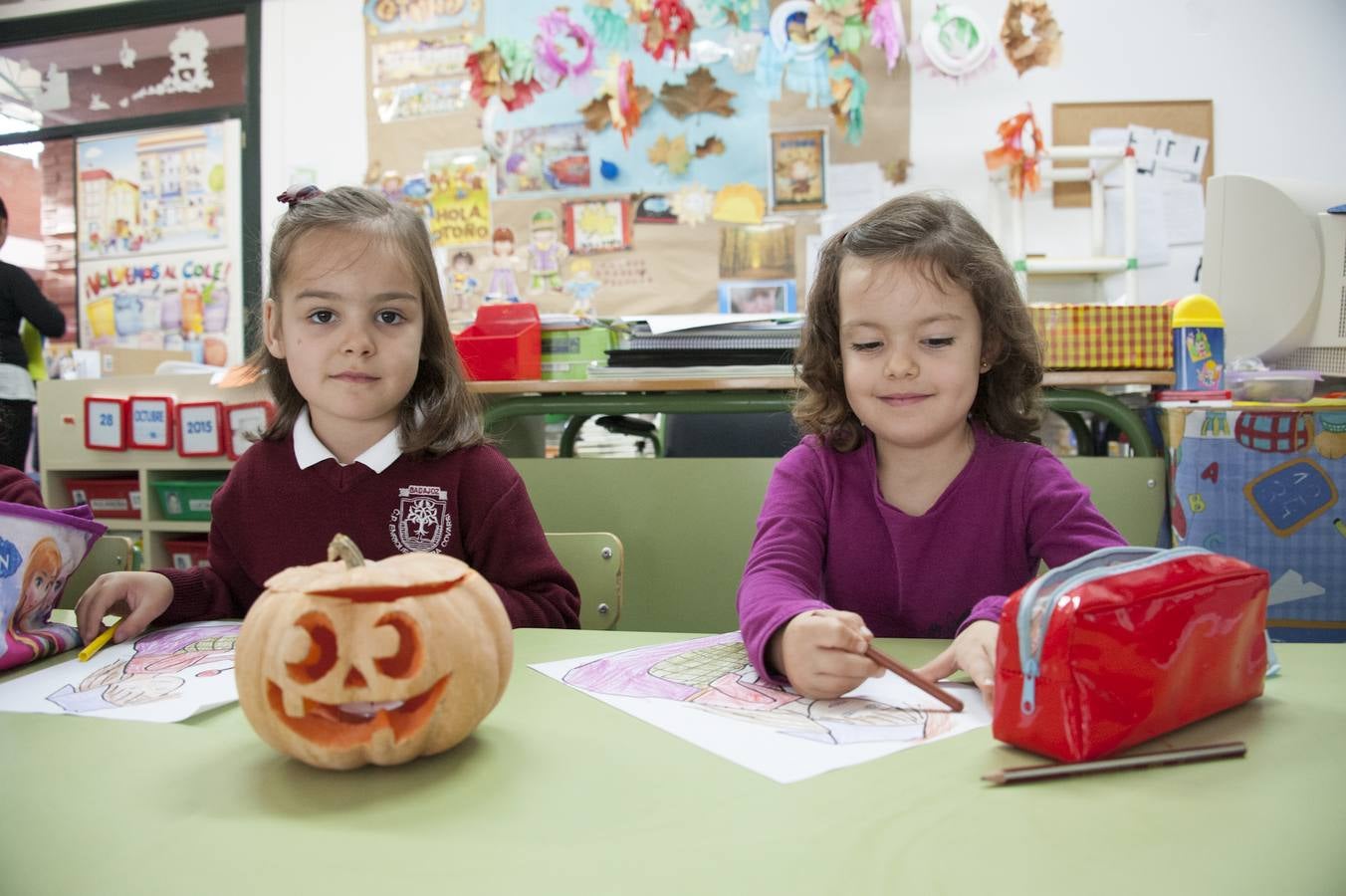 Los escolares del colegio Enrique Segura Covarsí de Badajoz preparan las actividades de Halloween. Fotografía: Pakopí