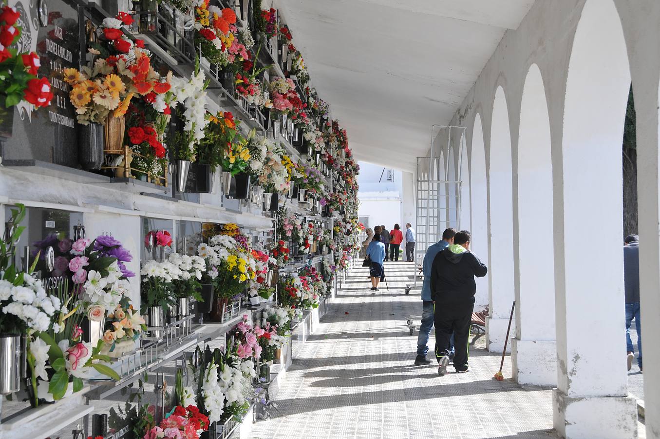 Día de Todos los Santos en el cementerio de Plasencia