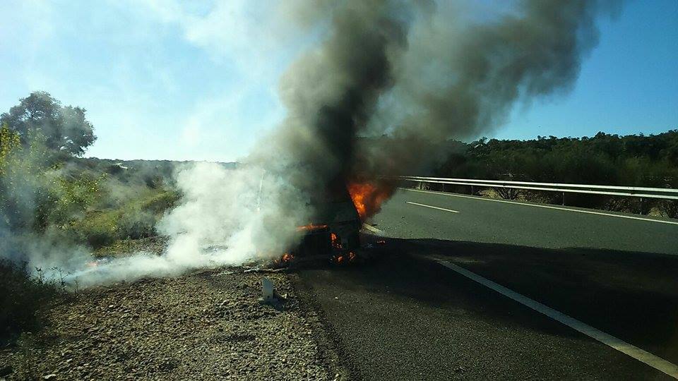 Arde un vehículo en la A-66, en el término municipal de Santa Olalla del Cala