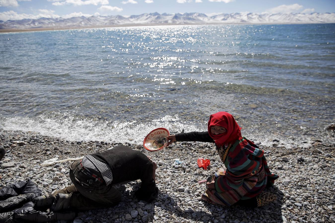 Los tibetanos visitan el lago Namtso