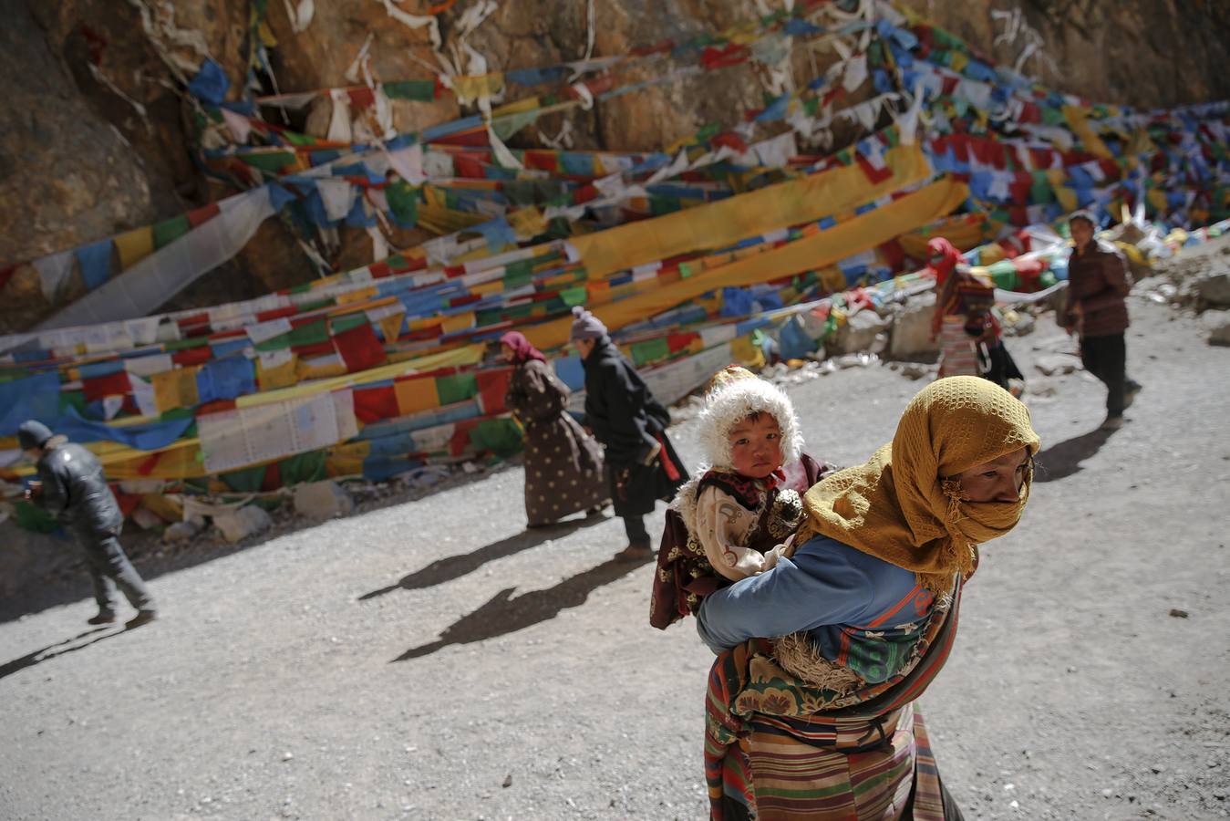 Los tibetanos visitan el lago Namtso