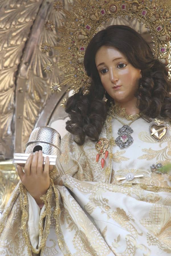 Santa Eulalia procesiona desde la Concatedral de Mérida