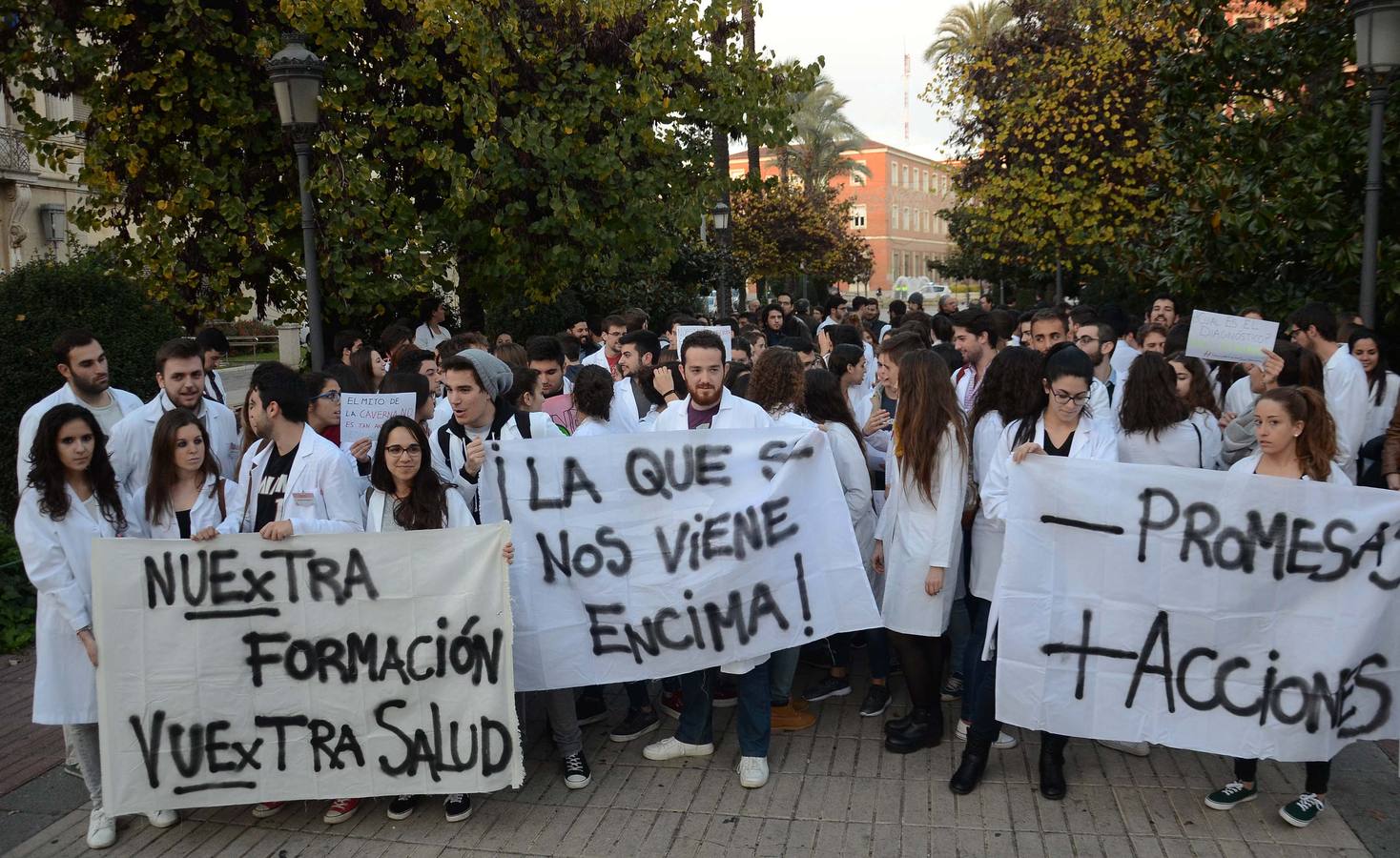 Jueves, 10 de diciembre. Los alumnos de la Facultad de Medicina se concentraron frente a la Delegación del Gobierno en Extremadura para pedir que se retome el proyecto del edificio principal Fotografías: Casimiro Moreno
