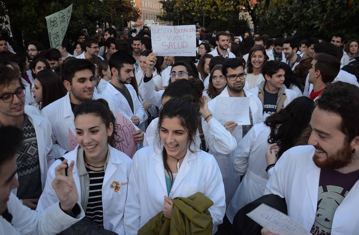 Jueves, 10 de diciembre. Los alumnos de la Facultad de Medicina se concentraron frente a la Delegación del Gobierno en Extremadura para pedir que se retome el proyecto del edificio principal Fotografías: Casimiro Moreno