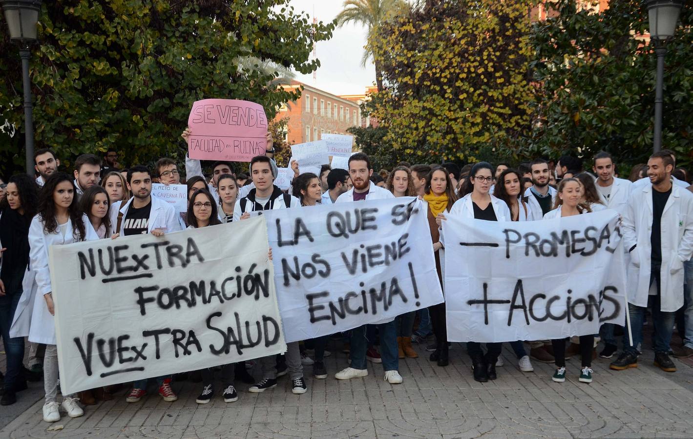 Jueves, 10 de diciembre. Los alumnos de la Facultad de Medicina se concentraron frente a la Delegación del Gobierno en Extremadura para pedir que se retome el proyecto del edificio principal Fotografías: Casimiro Moreno