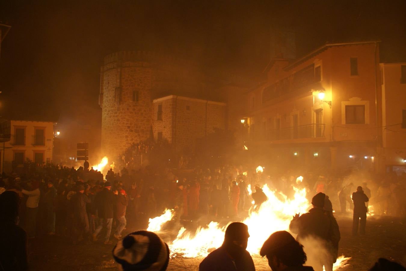 Lunes, 7 de diciembre: Tradicional celebración de la Inmaculada Concepción a golpe de escobazo de brezo encendido en Jarandilla de la Vera. Fotografías: Eloy García
