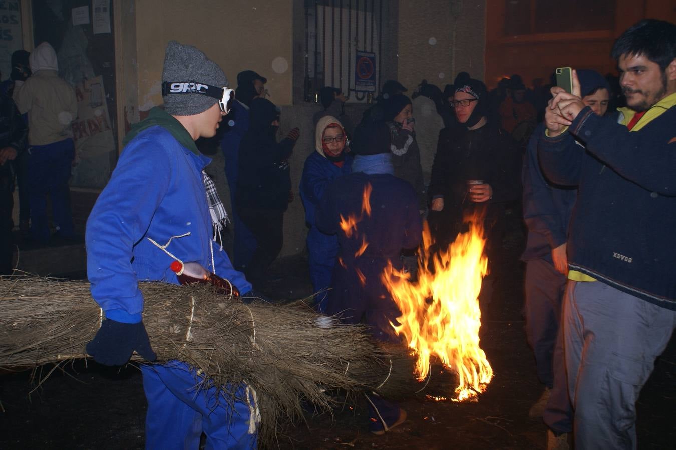 Lunes, 7 de diciembre: Tradicional celebración de la Inmaculada Concepción a golpe de escobazo de brezo encendido en Jarandilla de la Vera. Fotografías: Eloy García