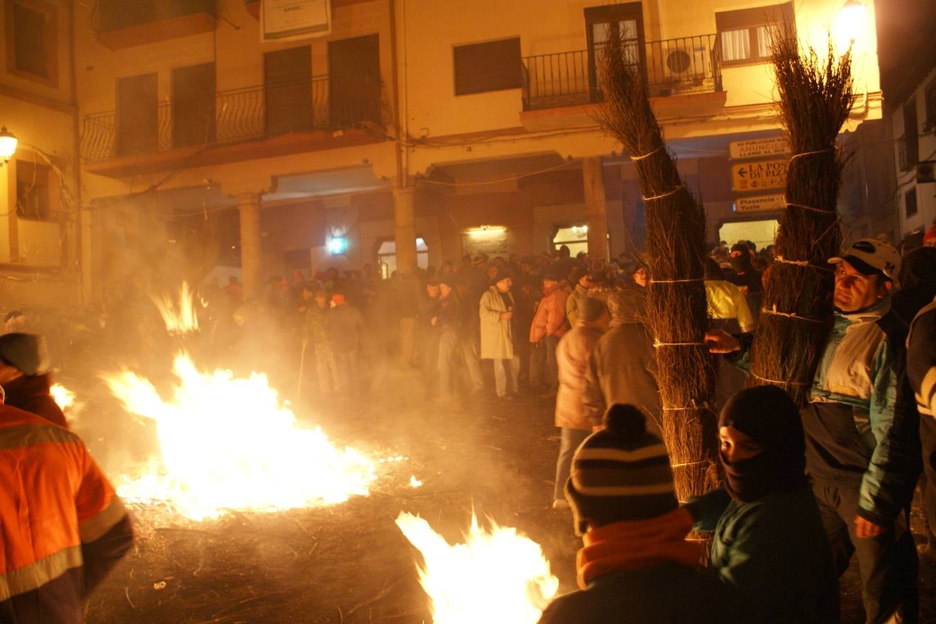 Lunes, 7 de diciembre: Tradicional celebración de la Inmaculada Concepción a golpe de escobazo de brezo encendido en Jarandilla de la Vera. Fotografías: Eloy García