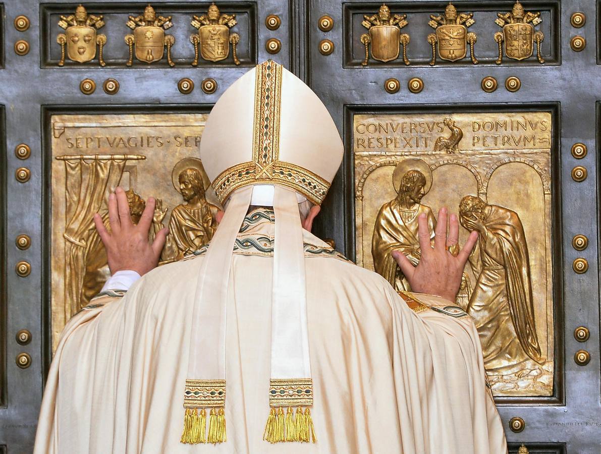 Martes, 8 de diciembre: Inauguración del Jubileo Extraordinario de la Misericordia, en el Vaticano. El papa Francisco afirmó, antes de abrir la Puerta Santa, que el Jubileo Extraordinario de la Misericordia que se celebrará hasta el próximo 20 de noviembre, "será un año para crecer en la convicción de la misericordia" Fotografías: Maurizio Brambatti.