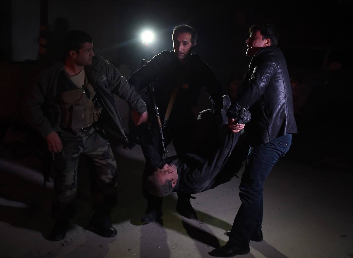 Viernes, 11 de diciembre: Miembros de las fuerzas de seguridad de Afganistán llegaron al lugar donde un grupo de insurgentes suicidas atacó la Embajada de España y una casa de huéspedes extranjera en Kabul, después de que se produjese una explosión en la zona. La Policía de Kabul confirmó que al menos nueve civiles resultaron heridos. Fotografía: Agencias