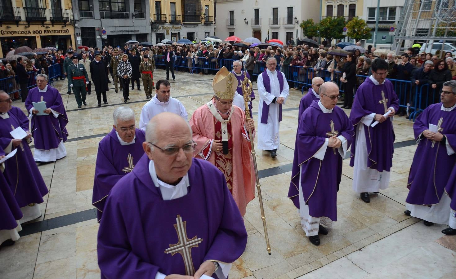 Domingo; 13 de diciembre: La Iglesia de Mérida Badajoz inicia su Año de la Misericordia. El arzobispo Celso Morga anuncia el compromiso de tener un gesto solidario común tras abrir la puerta santa de la Catedral de Badajoz. Fotografías. Casimiro Moreno.