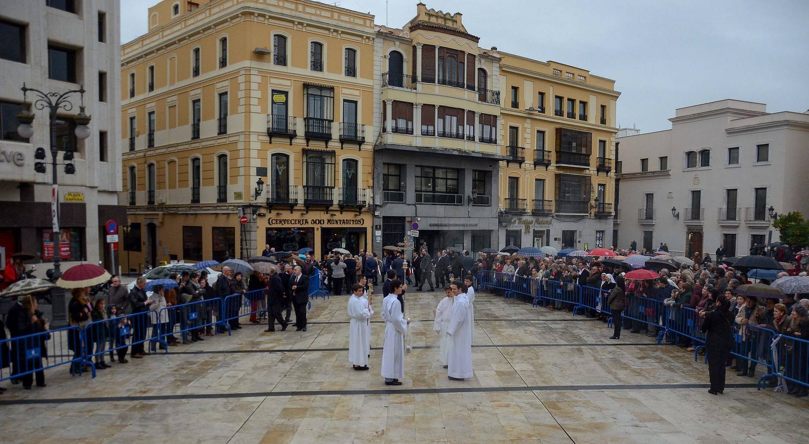 Domingo; 13 de diciembre: La Iglesia de Mérida Badajoz inicia su Año de la Misericordia. El arzobispo Celso Morga anuncia el compromiso de tener un gesto solidario común tras abrir la puerta santa de la Catedral de Badajoz. Fotografías. Casimiro Moreno.
