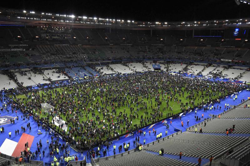 El terrorismo amenaza al mundo del deporte. Miles de aficionados que presenciaban el partido amistoso entre Francia y Alemania en el Stade de Francia tuvieron que refugiarse en el centro del campo al término del partido por las explosiones producidas en el perímetro del estadio en los atentados terroristas que sacudieron París la noche del 13 de noviembre pasado. Sólo la suerte y la pericia de un vigilante evitó que el terrorista accediera al interior del recinto deportivo para inmolarse. Los Bleus ganaron aquel partido por 2-0, pero el país galo se tiñó de luto por los 130 muertos que dejaron los atentados. En los días posteriores la amenaza terrorista obligó a suspender varios encuentros programados, como el Bélgica-España y el Alemania-Holanda.