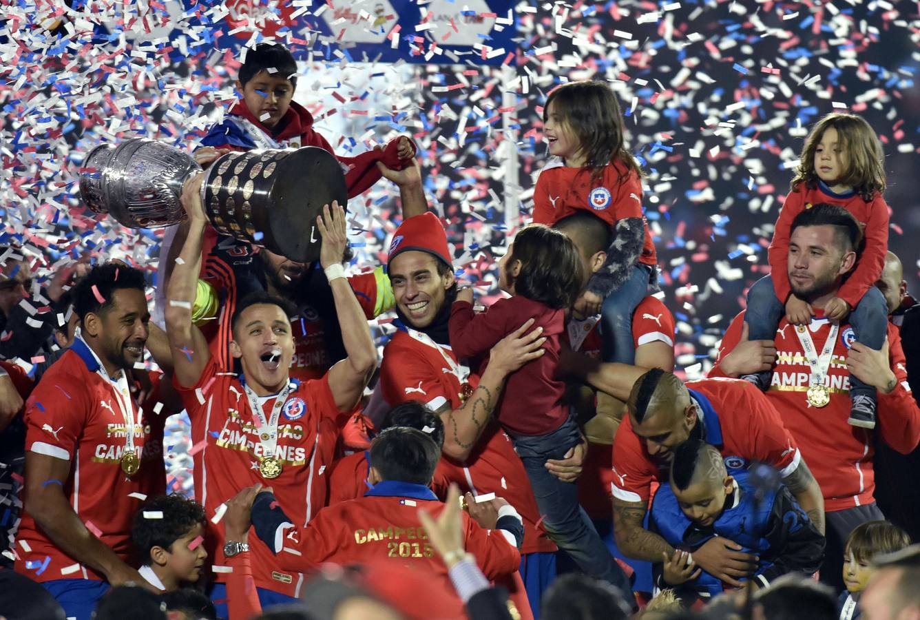 Chile se lleva la Copa América pese a las polémicas. El camino de Chile hasta la final de la Copa América organizada por el país andino estuvo salpicado de polémicas, desde el accidente de coche del volante Arturo Vidal, hasta la suspensión de dos partidos del defensa Gonzalo Jara en cuartos de final por su provocativo gesto introduciendo su dedo en el ano del delantero uruguayo Edinson Cavani, que acabó siendo expulsado por responder con un manotazo en la cara. Finalmente La Roja superó los contratiempos extradeportivos y levantó su primer trofeo internacional al vencer a Argentina en la final en los lanzamientos de penal.