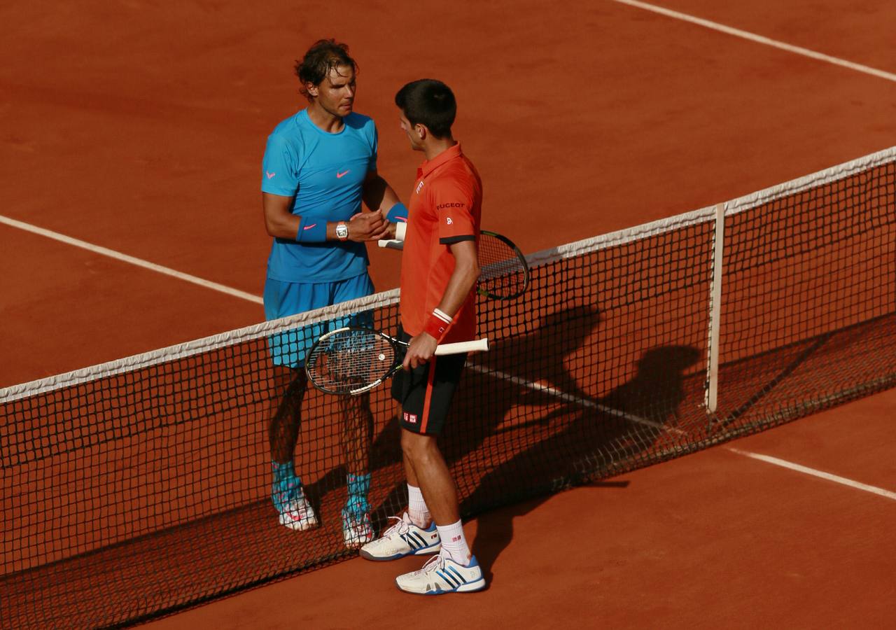 Nadal pierde la corona de Roland Garros. Después de cinco años consecutivos levantando el trofeo de Roland Garros, Rafa Nadal no pudo conquistar su décimo título en París. El serbio Novak Djokovic, número uno del mundo durante todo el 2015, le derrotó en la final anticipada de los cuartos de final. Era la primera derrota del tenista español en el trofeo más prestigioso del mundo sobre tierra batida desde 2009, y su segunda derrota en su torneo fetiche en los últimos 11 años. Sin embargo, merced a su victoria en octavos de final ante el estadounidense Jack Sock, el tenista mallorquín inscribía su nombre en la historia del torneo como el jugador que más partidos ha ganado en la historia del mismo. Djokovic llegó hasta la final, donde el suizo Stan Wawrinka frenó sus aspiraciones de suceder a Nadal.