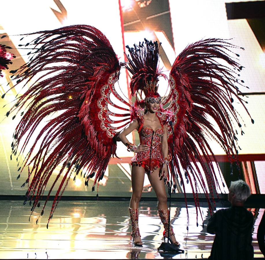 Miss Urugay, Biana Sánchez, viste con un traje tradicional de su país durante una grabación para el certamen Miss Universo