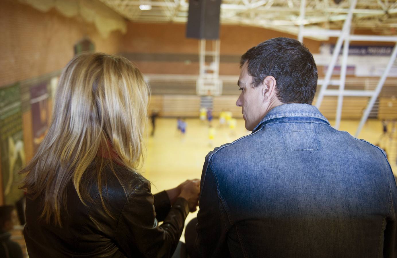 Pedro Sánchez ha aprovechado la jornada de reflexión para asistir junto a su mujer a un partido de baloncesto de una de sus hijas en un polideportivo de Pozuelo de Alarcón.