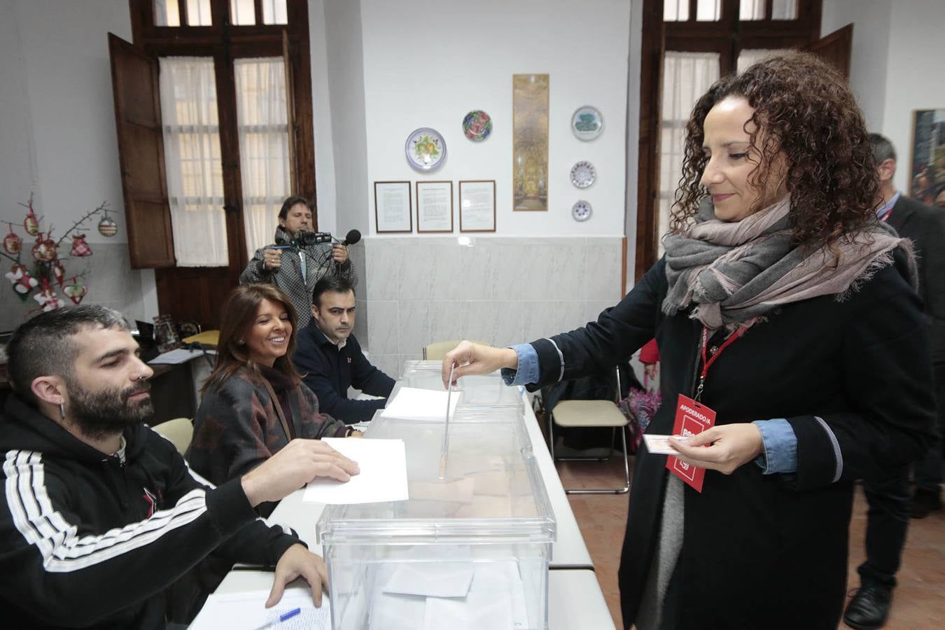 La cabeza de lista del PSOE al Congreso de los Diputados por Cáceres, Pilar Lucio, ha ejercido su derecho al voto en el colegio electoral ubicado en el Patronato de San Calixto de Plasencia