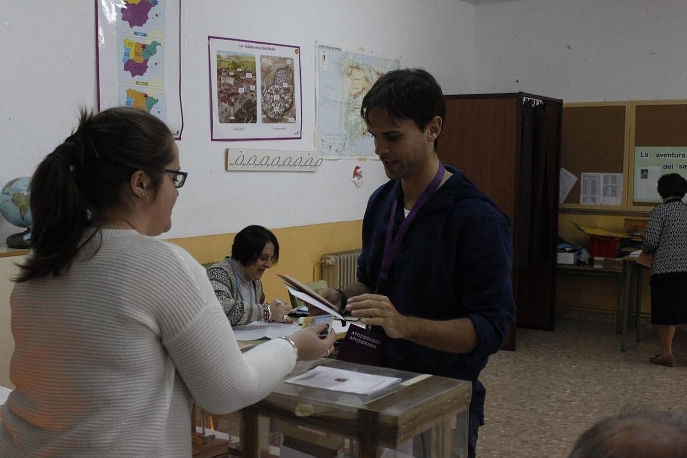 El líder de Podemos en Extremadura, Álvaro Jaén, ha ejercido su derecho a voto en el colegio público de Navalvillar de Ibor
