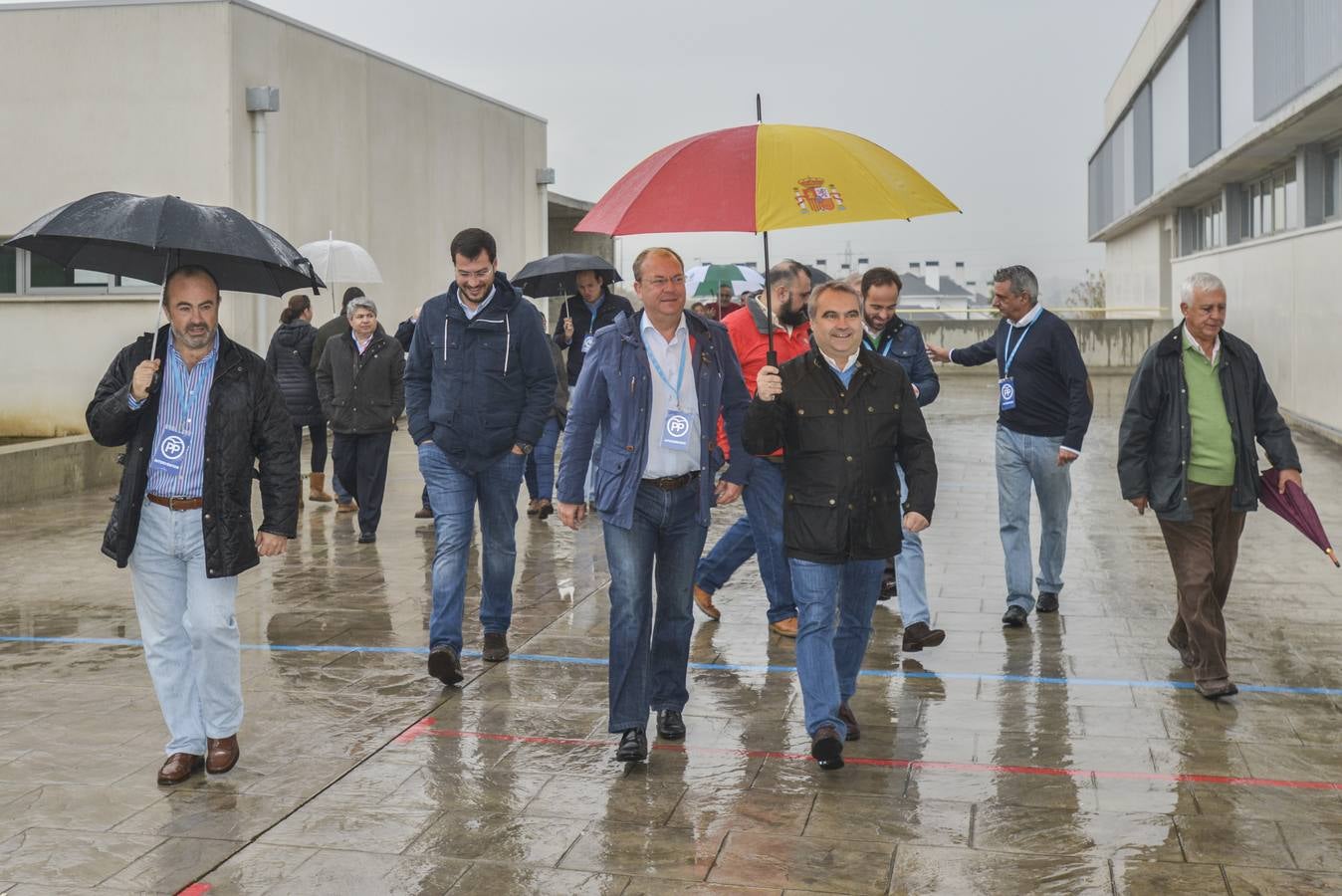 Fragoso ha acudido a votar bajo un gran paraguas con la bandera de España