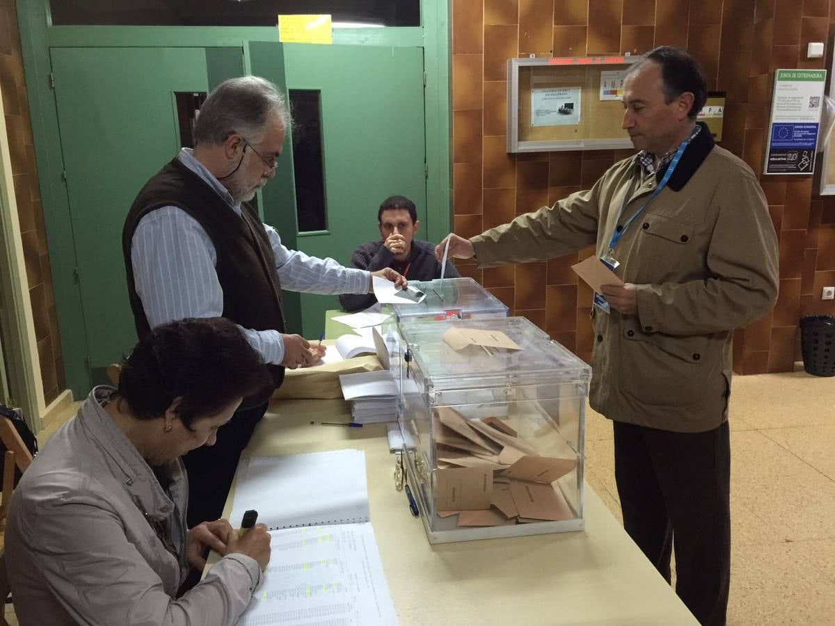 Laureano León, candidato número uno del PP por la provincia de Cáceres, ha votado en el IES Hernández Pacheco de la ciudad.